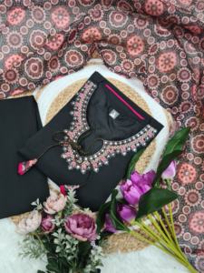 Les femmes de qualité supérieure portent Viscose Chanderi Kurti avec Dupatta et pantalon disponibles au meilleur prix chez Indai - Product Image 6