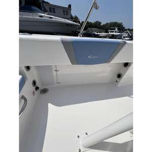 Bateau de travail et de divertissement Robalo R180 2025 neuf avec coque en fibre de verre, acier et aluminium pour le transport, la patrouille et la vitesse - Product Image 2