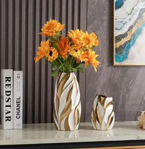 Jarrón de cerámica azul pálido, acento floral 3D, decoración del hogar de estilo vintage, soporte de flores decorativo. Disponible a precios de mayorista. - Product Image 3