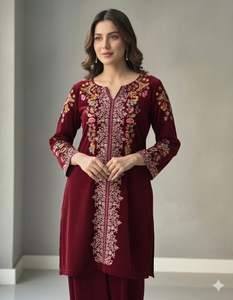 Ensemble Kurti en velours de créateur avec broderie dorée et pantalon, tenue ethnique traditionnelle pour femme, idéal pour les fêtes, collection hiver, fabriqué en Inde, en stock - Product Image 4