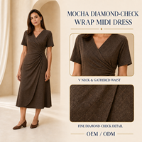 Gaun Midi A-Line Wanita Warna Cokelat Mocha Bermotif Kotak-Kotak Halus dengan Kerah V dan Lengan Pendek serta Detail Lilit di Pinggang