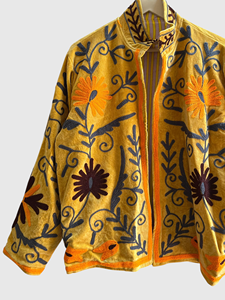 Veste matelassée en velours jaune brodée de fleurs, à manches longues, col montant, fermeture pull-over, broderie à la main, avec coton. - Product Image 5