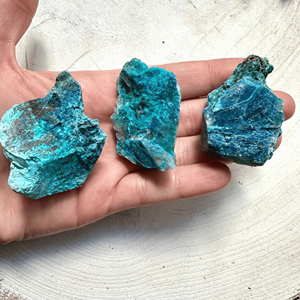 Spécimen de minéraux bruts de grappe de cristal de chrysocolle naturelle en gros pour collectionneurs décoration de la maison guérison énergétique et Feng Shui - Product Image 3