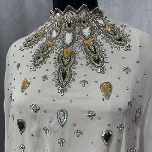 Panneau de luxe de créateur pour broderie de cou de mariée, entièrement perlé à la main, avec pierres de cristal et sequins sur tissu organza - Product Image 3