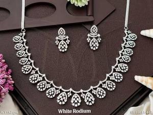 Conjunto de collar de piedra AD CZ de lujo Acabado en rodio blanco Impresionante joyería de diseñador para novia, festivales y ropa de noche - Product Image 4