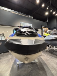 Jet ski Sea-Doo 1400 cm³ 4 cylindres 4 temps 2 places en fibre de verre 300 CV+ bleu beige noir - Product Image 2