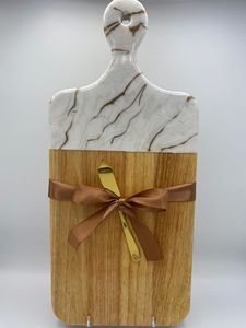 Elegante tabla de cortar de madera y resina Premium hecha a mano por artesanos para propietarios que valoran los utensilios de cocina hechos a mano y únicos - Product Image 5