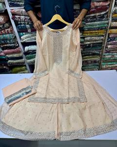 Tenue ethnique pakistanaise Readymade pour femmes Sharara Kurti ensemble avec Dupatta indien Georgette tissu broderie travail Walima - Product Image 1