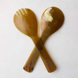 Juego de cucharas de cuerno natural para cocinas rústicas elegantes hechas a mano de cuerno de búfalo recogido éticamente por artesanos - Product Image 1