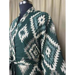 เสื้อคลุมคาร์ดิแกนลายเพชรสีเขียวสำหรับผู้หญิง ผสมขนจามรี ให้ความอบอุ่นในฤดูหนาว สไตล์โรแมนติก  พร้อมกระเป๋า  ฟรีไซส์  ชุดลำลองใส่สบายๆในบ้าน - Product Image 6
