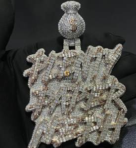 Pendentif Hip Hop personnalisé avec lettre et nom fabriqué en argent sterling 925 et clouté de diamants de laboratoire ronds et baguettes - Product Image 1