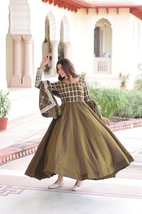 Traje de Seda Vichitra NC con Dupatta, Manga Larga y Bordado con Lentejuelas Zari - Product Image 2