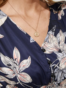 Robe d'été décontractée à imprimé floral, col en V, manches courtes, coupe évasée, en polyester respirant et écologique, imprimée numériquement sur mesure - Product Image 3