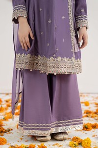 Lehenga Choli formel pour filles pakistanaises avec broderie traditionnelle en tissu acrylique pour les mariages et les fêtes - Product Image 4