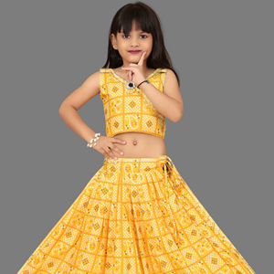 Ensemble Lehenga Choli traditionnel jaune Bandhani pour enfants de Shoryam Fashion |   Tenues de fête de mariage Diwali entièrement cousues pour filles, prêtes à porter - Product Image 1