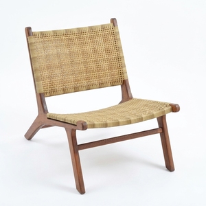 Chaise de jardin en bois de teck naturel avec assise en cannage, fauteuil bas pour terrasse, design artistique et pur pour l'aménagement extérieur - Product Image 1