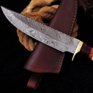 Cuchillo de caza de acero de Damasco hecho a mano con borde parcialmente dentado, mango de cuerno de ciervo, protector de latón, Funda de cuero italiano, multifunción - Product Image 1