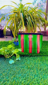 Pochette de toilette cosmétique réutilisable écologique en nylon recyclé de haute qualité avec poignée, sac de plage de voyage rayé personnalisé - Product Image 3