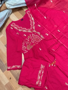 Robe Anarkali rose en viscose brodée Vêtements ethniques indiens évasés longs pour femmes avec manches longues Dupatta pour les mariages Festivals - Product Image 2