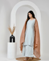 Conjunto de Traje de Satén Estampado a Mano con Flores para Mujer con Dupatta |   Conjunto Étnico de Tres Piezas |   Ropa de Mujer al por Mayor