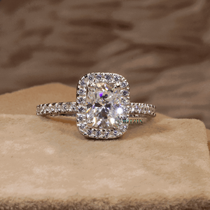 Cojín alargado y anillo de compromiso de estilo Halo oculto de corte redondo para mujer - Product Image 5