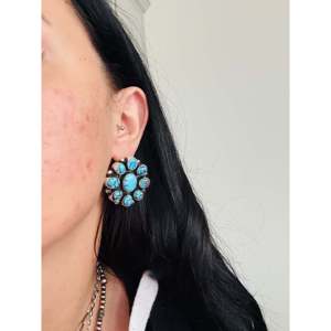 Pendientes de botón Delbert Begay con forma de flor, turquesa egipcia y plata de ley - Product Image 2