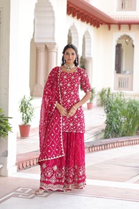 Costume Sharara pour femmes de luxe, brodé, avec une lourde fausse géorgette et un dupatta assorti, pour les mariages et les tenues de fête - Product Image 2