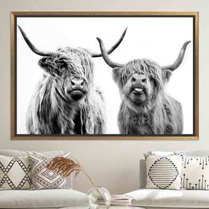 Impression sur toile Vache des Highlands : Décoration de ferme écossaise en noir et blanc, TOILE ENCADRÉE DORÉE - Product Image 1