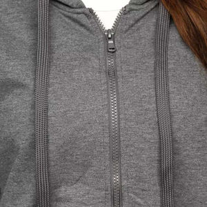 Sudaderas con Capucha para Mujer al por Mayor, Ropa Urbana, Logotipo Personalizado, Bordado Frontal, Impresión, 100% Algodón, Cierre de Cremallera, Color Gris - Product Image 4