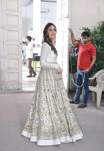 2023 nouveau concepteur stylisé indien et pakistanais robe longue au sol avec décoration en dentelle pour les fêtes mariages - Product Image 2