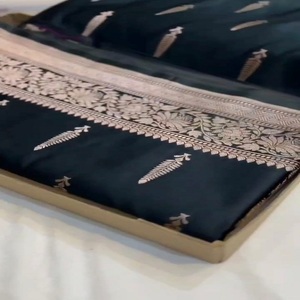 Sari Banarasi Mashroo con Tejido Jacquard de Hojas, Pallu Rico en Toda la Prenda, para Fiestas Tradicionales, con Drapeados Hechos a Mano, para Todas las Estaciones y Protección Solar - Product Image 1