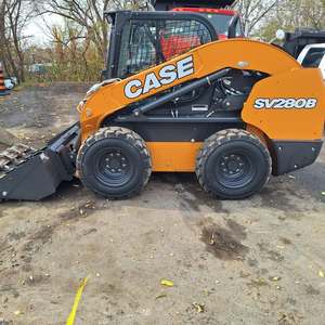 Chargeuse compacte sur pneus SV280b d'occasion, authentique, avec cabine fermée, transmission à deux vitesses, prête à l'emploi - Product Image 2