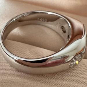 Anillo Solitario Ancho Personalizable con Engaste de Bisel y Corte Original de Moissanita, Plata 925 con Baño de Rodio, Joyería Fina, Anillo de Compromiso - Product Image 3