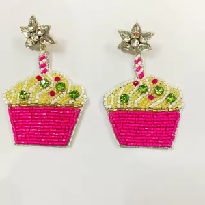 Pendientes bordados en forma de flor multicolor Joyas artesanales vibrantes con intrincados pendientes de diseño floral de La India - Product Image 4