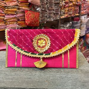 กระเป๋าดีไซเนอร์งานแฮนด์เมดของ Rajasthani กระเป๋าคลัทช์ทำงานมีลายพิมพ์ lehriya และงานดอกไม้ zari สำหรับงานแต่งงาน - Product Image 6