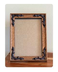 Cadre photo en bois avec bordure sculptée décorative, parfait pour mettre en valeur les souvenirs de famille sur les murs - Product Image 1