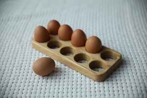 Stockage d'oeufs en bois fait à la main en bois porte-oeufs rustique ferme cuisine décor maison cadeau oeuf plateau de stockage - Product Image 3