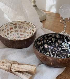 Tazón de Bambú de Coco Pulido a Mano con Arte de Laca de Nácar |   Tazón Artesanal Tradicional, Utensilio de Cocina Decorativo Único - Product Image 6