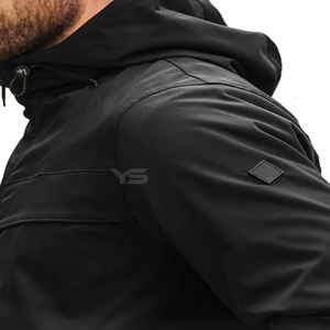 OEM แจ็คเก็ตผ้านิ่มมีฮู้ดสำหรับผู้ชายสีดำ, แจ็คเก็ตระบายอากาศได้ดีน้ำหนักเบาทนทานยั่งยืนแห้งเร็ว - Product Image 5