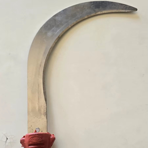 Faucille à herbe et à jardin en acier avec manche en bois pour utilisation à la ferme - Product Image 1