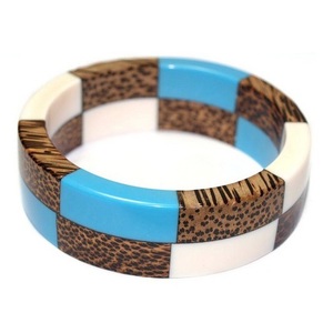 Brazalete de resina azul clásico para damas Patrón hexagonal tallado y forma de amante Todos los colores disponibles - Product Image 3