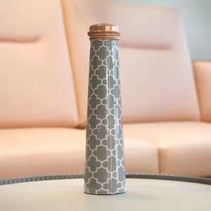 Bouteille en cuivre pur léger de conception traditionnelle avec une forme élégante et étanche, parfaite pour le bureau de voyage et l'utilisation quotidienne - Product Image 1