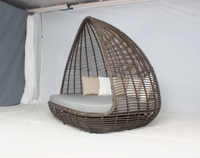 Ensemble de lit de jour extérieur moderne en forme de larme avec coussin, canapé de relaxation de luxe en osier pour jardin, bord de piscine, villa et cour