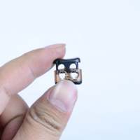 Serrure plate bicolore à double anse pour cordes, cordons et sangles – Matière première SKU R3