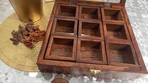 Caja de especias de madera clásica hecha a mano con múltiples secciones para el almacenamiento de especias, frutas secas y condimentos - Product Image 3