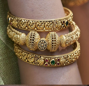 Elegante brazalete de latón con motivo de pavo real y delicados bordes de perlas. Acabado real. Disponible a precios de mayoreo. - Product Image 3