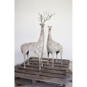 Sculptures de cerfs hauts et petits décoratifs avec un effet de peinture écaillée | Une paire de rennes en métal rustique pour un thème d'hiver confortable - Product Image 1