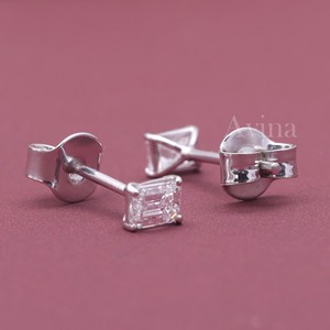 Boucles d'oreilles solitaires en or 18 carats avec diamant de laboratoire certifié IGI taille émeraude - Product Image 5