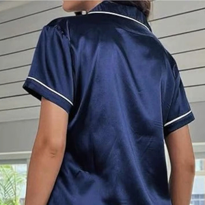 Conjunto de traje de noche relajado de satén Floral para mujer, pijama de novia de seda con botones con pantalones cortos lisos/sólidos para ropa de dormir de verano - Product Image 5