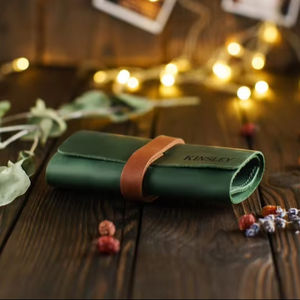 Étui de chargeur en cuir de luxe personnalisé avec fermeture éclair, écologique, durable, pour le rangement des câbles en voyage - Design unique, Noël LCH-0023D - Product Image 1